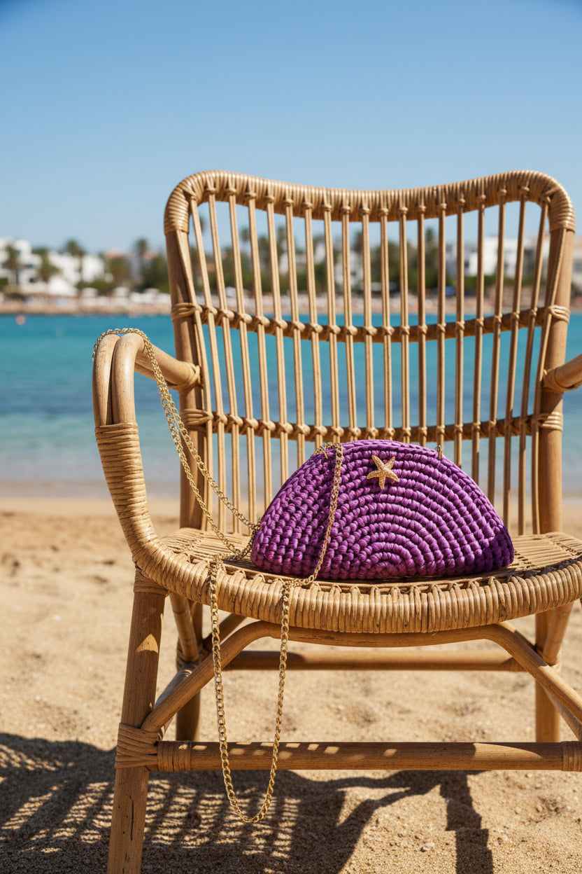 Mezzaluna Bag viola all'uncinetto - dettaglio spilla stella marina