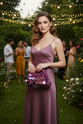 Modella con borsa crochet viola a festa