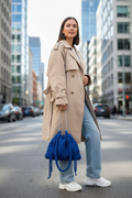 Blue Pouch Bag street style con sfondo urbano