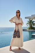 Modella con borsa paillettes a bordo piscina