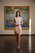 Modella mini dress in galleria con Monet