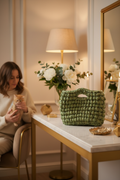 Square Bag verde salvia con ragazza e gattino